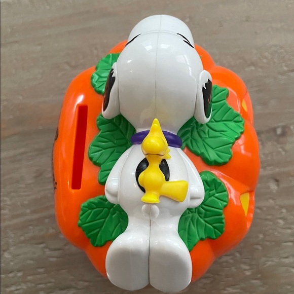 Vintage Snoopy & Woodstock Whitman's Candies Halloween Plastic Pumpkin Coin Bank - Picture 6 of 8
